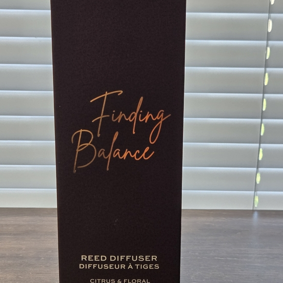 Revolution‎ Black and Gold Reed Diffuser - Picture 2 of 5